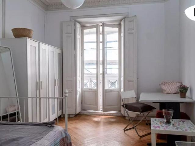 Double bed in Rooms for rent in 9 bedroom apartment in Ópera