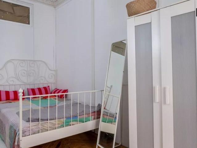 Double bed in Rooms for rent in 9 bedroom apartment in Ópera