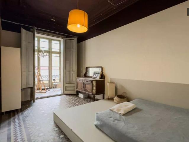 Double bed in Rooms for rent in 9 bedroom apartment in L'Eixample
