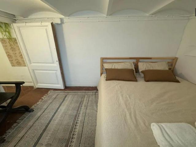 Double bed in Rooms for rent in 9 bedroom apartment in L'Eixample