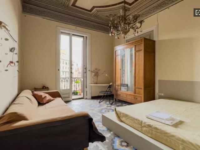 Double bed in Rooms for rent in 9 bedroom apartment in L'Eixample