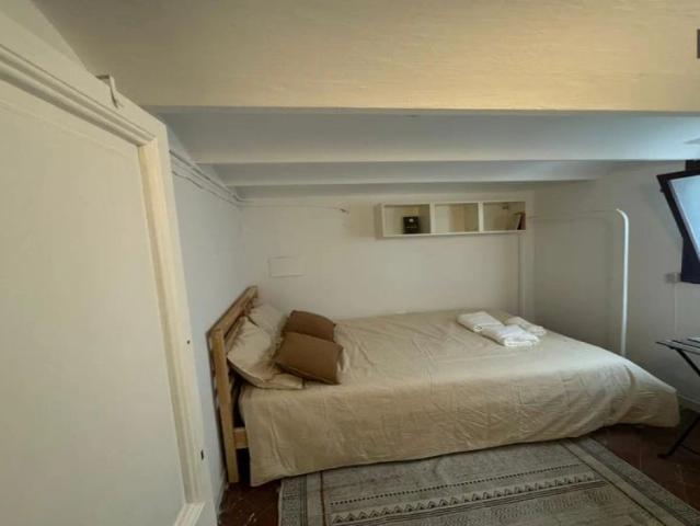 Double bed in Rooms for rent in 9 bedroom apartment in L'Eixample