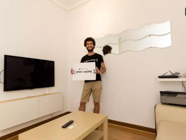 Double bed in Rooms with double beds in a 4 bedroom apartment in La Latina