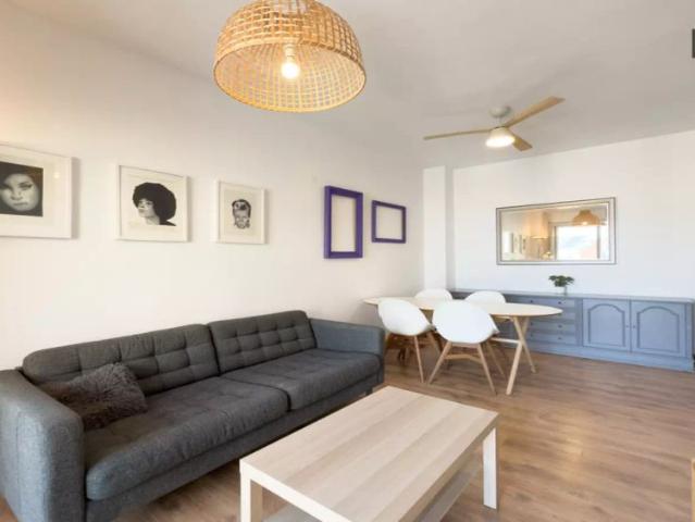 Single Bed in Stylish rooms for rent in 4 bedroom apartment in L'Esquerra de l'Eixample