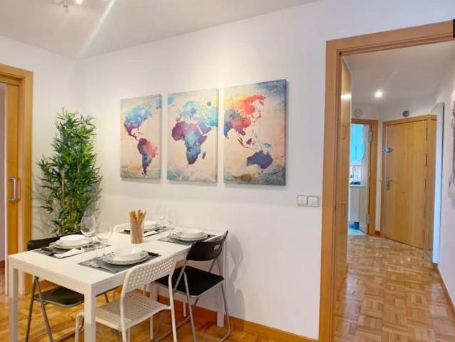 Double bed in Stylish rooms for rent in 4 bedroom apartment perfect for single females in Imperial