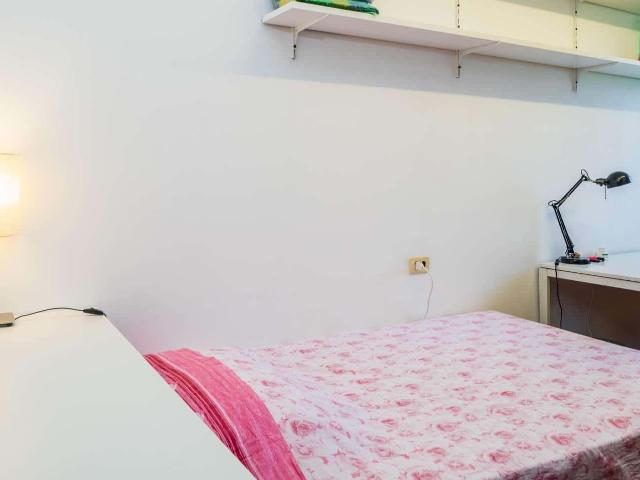 Double Bed in Spacious female only rooms in a 5 bed 2 bath apartment with utilities included, Chiesa Rossa