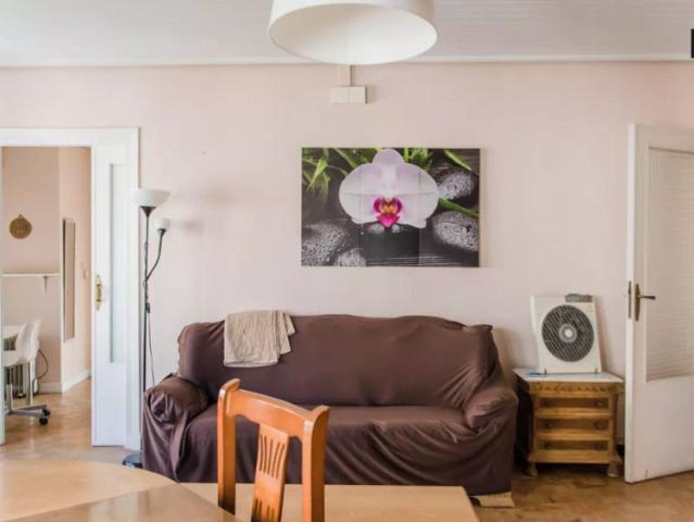 Double bed in Spacious rooms for rent in classic 3 bedroom apartment in Ciutat Vella