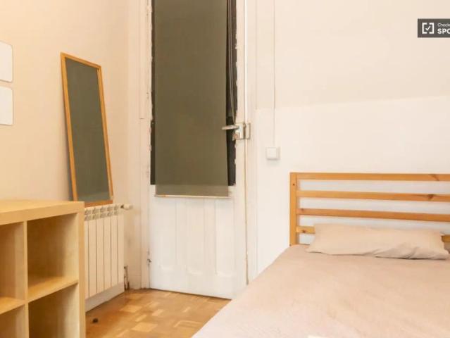 Double bed in Room in a shared 5 bedroom apartment for rent in Argüelles perfect for professionals and students