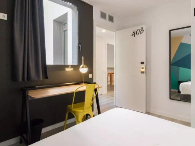 Double bed room in a Co living apartment in Barcelona With AC!
