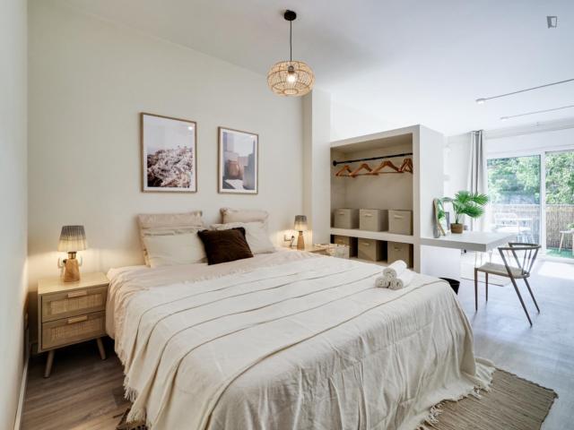 Double bedroom, with balcony, in 4 bedroom apartment