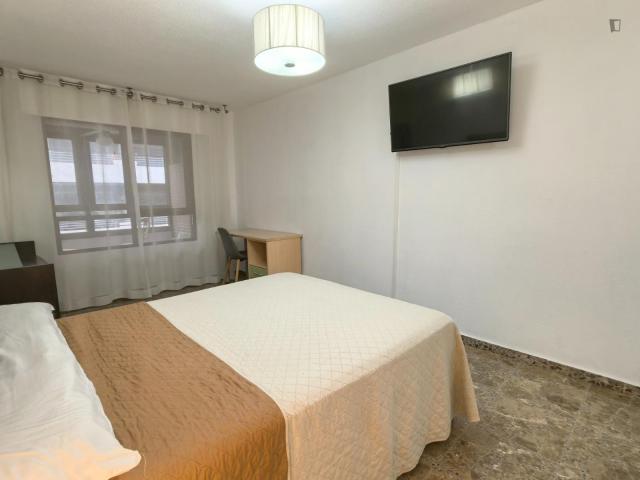 Double bedroom, with balcony, in 5 bedroom apartment