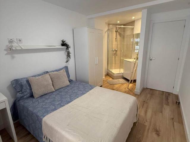 Double bedroom with private bathroom