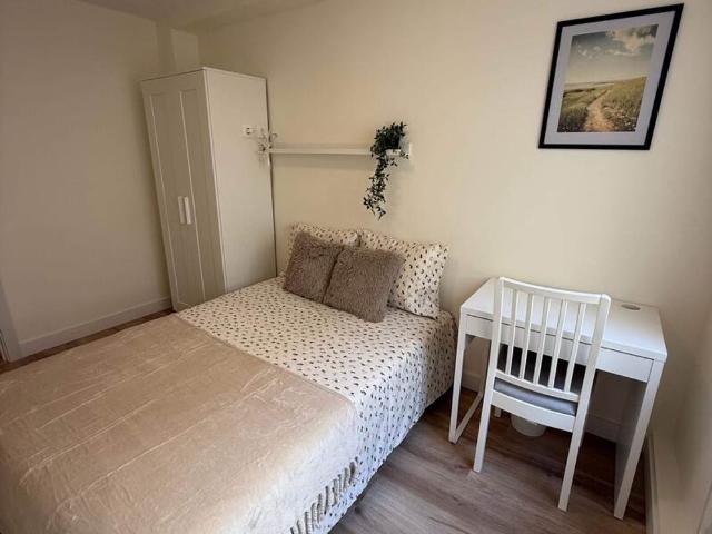 Double bedroom with private bathroom