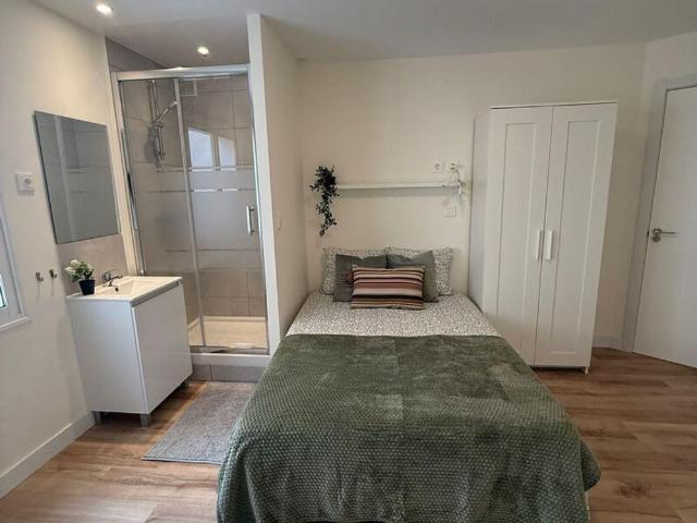 Double bedroom with private bathroom