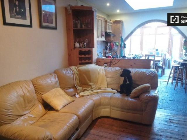 Double Bedroom for rent in 4 Bedroom House in Clontarf