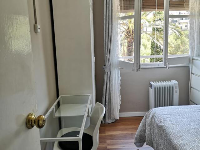 Double bedroom in 4 bedroom apartment