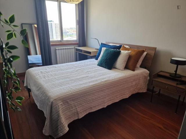Double bedroom in 4 bedroom apartment