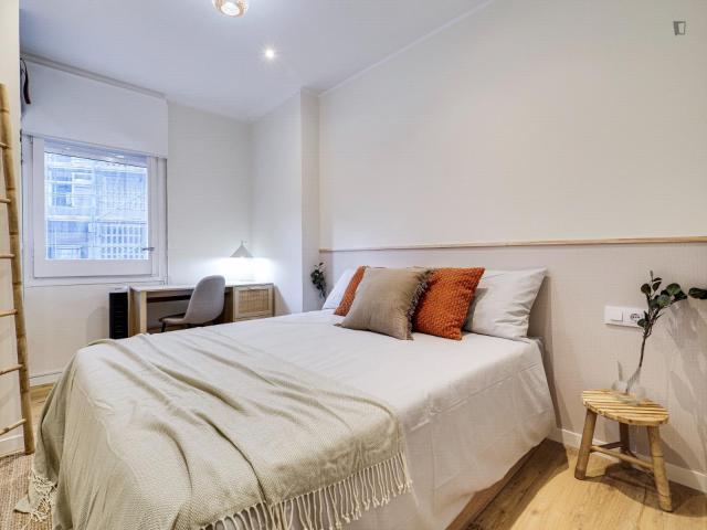 Double bedroom in 4 bedroom apartment