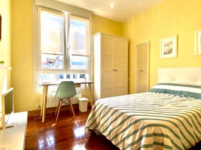 Double bedroom in 5 bedroom apartment near San Mamés metro station