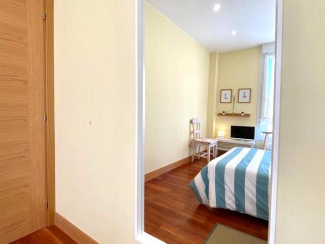 Double bedroom in 5 bedroom apartment near San Mamés metro station