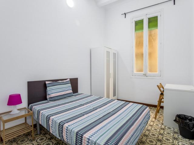 Double bedroom in 3 bedroom apartment