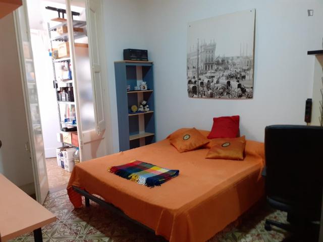 Double bedroom in a 3 bedroom flat in El poble sec