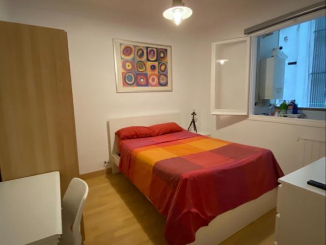 Double bedroom in a 4 bedroom apartment near Roma Areeiro train station