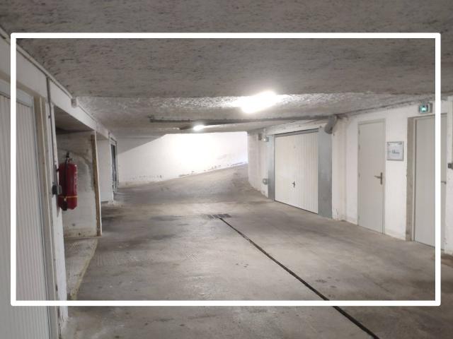 DOUBLE GARAGE 24 M²: ZI LES TOURRADES