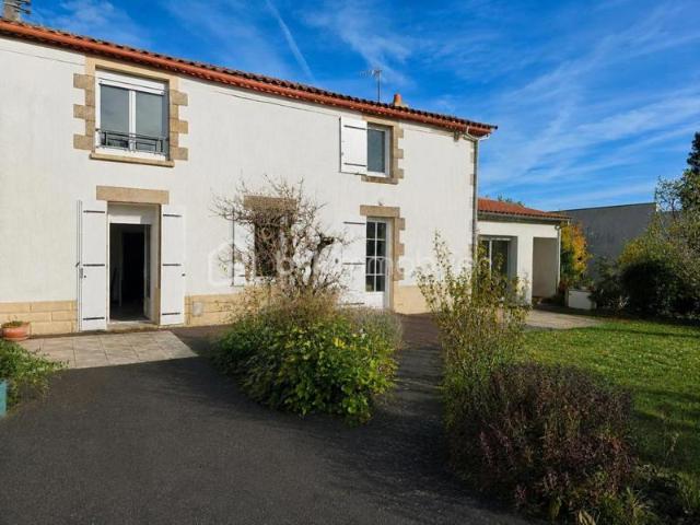 DOUBLE MAISON – DÉPENDANCES – TERRAIN CONSTRUCTIBLE À 15 MIN DES HERBIERS