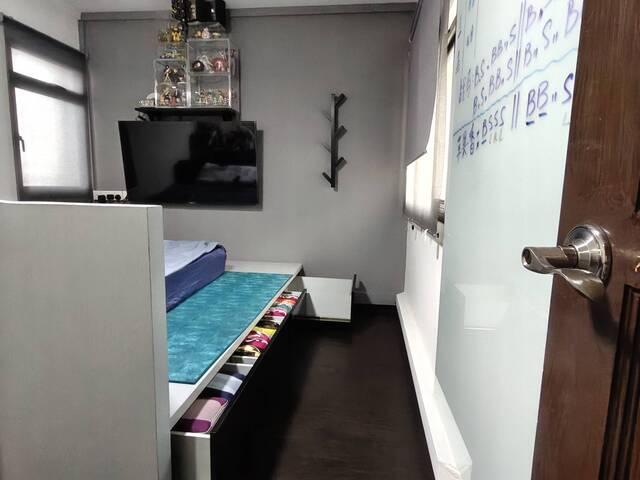 Double Spacious Master Bedroom with customise walk In wardrobe for Lady Professional
