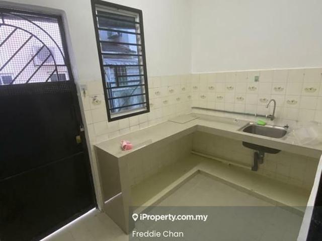 Double Storey Corner House Walking Distance to Taipan LRT for Rent, Usj 6, Subang Jaya