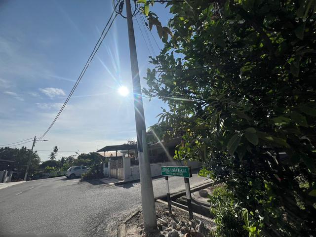 Double Storey Corner Lot Cool Breeze House to let go