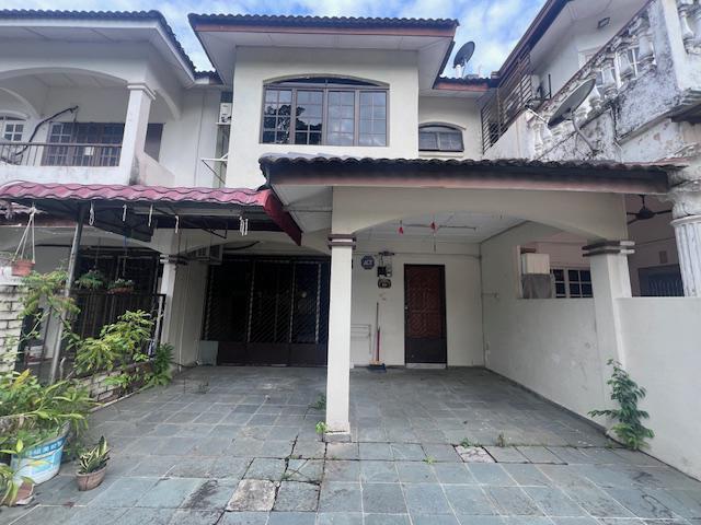 Double Storey House Facing Playground at SL6