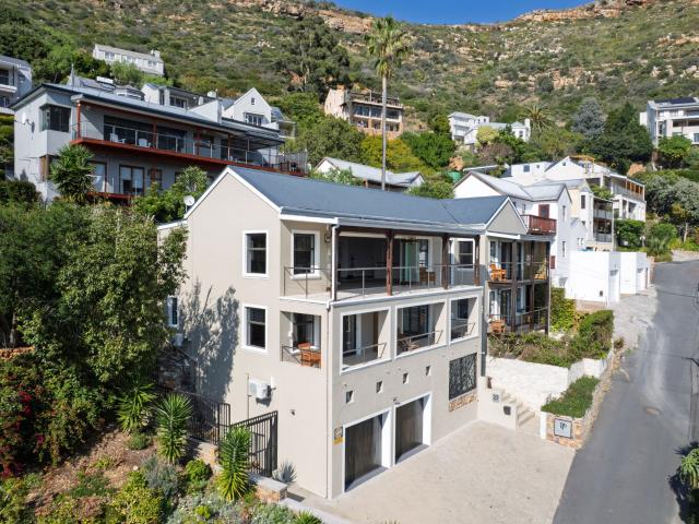 Double storey house to rent in Simons Town