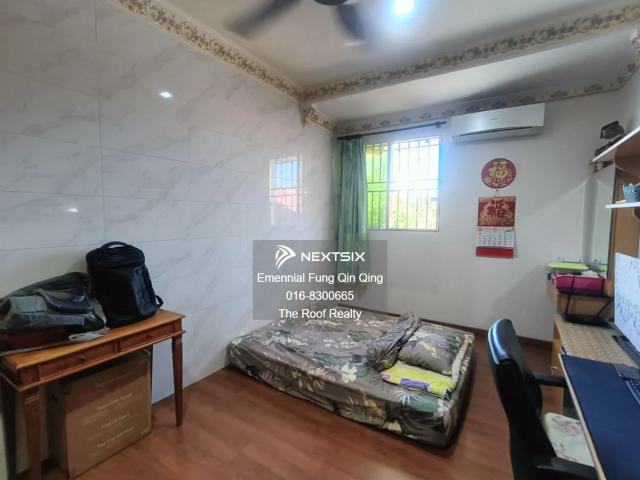 Double Storey Semi D Land Size: 40x80 Build Up area: 1959 sqft 4 Bedroom 3 Bathroom Freehold Non bumi Intermediate lot Gated & Guarded Maintenance Fee RM 180 Facing East