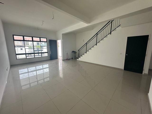 Double Storey Terrace HouseKulaiNear Bandar Putra41Bed3Bath