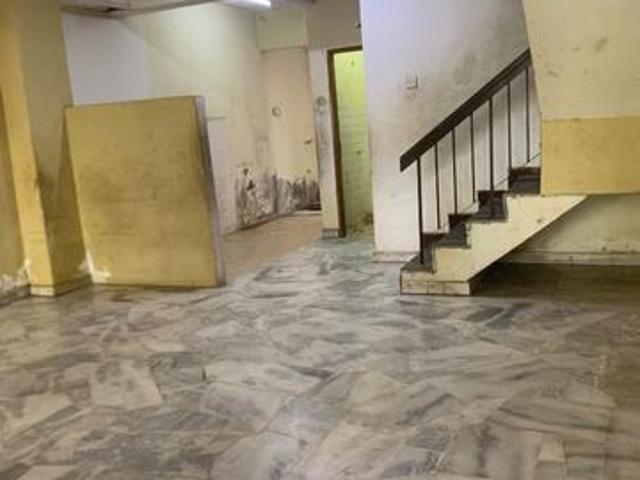 Double storey 4room 2bath 1000sq ft Leasehold Basic unit Repair need