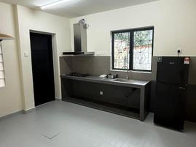 Double storey 6 bedroom house for rent town area