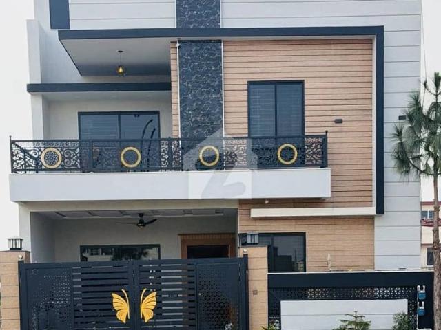 Double road 8 marla beautiful house available for sale