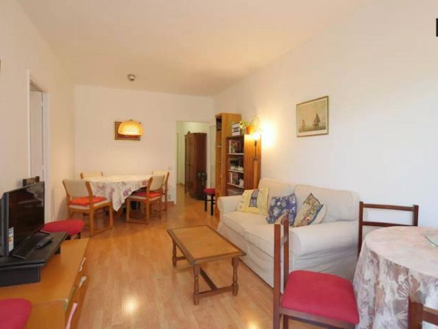 Double room in 4 bedroom apartment in Esquerra Eixample