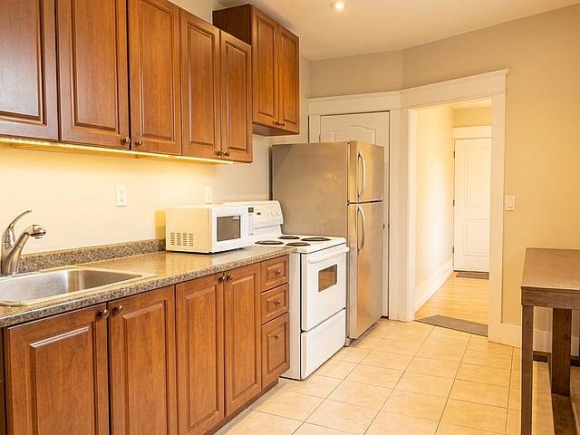downtown 2 Bedroom Spacious Apartment, Furnished And Quiet!