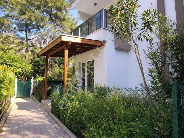Doyran’da Merkezde 3+1 Tripleks Villa 400 M² Arsa 240 M² Kullanım Dev Teraslı