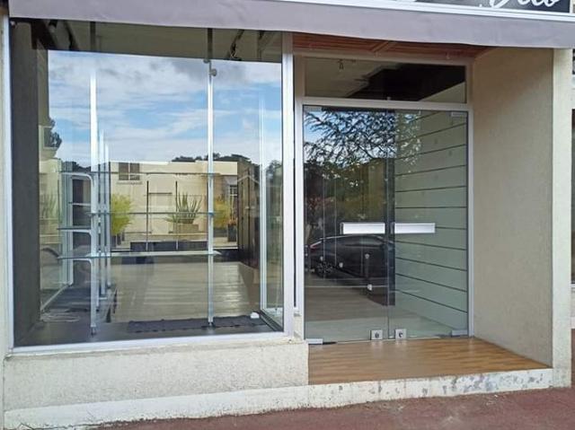 Dpt Charente Maritime 17, à vendre LES MATHES Local commercial 37.31m2 carrez+terrasses de10m2