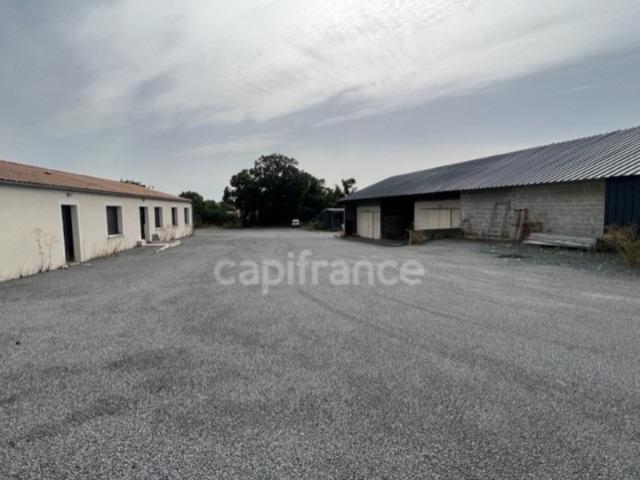 Dpt Charente Maritime 17, à vendre proche de SAINTES Entrepots parkings et Bureaux