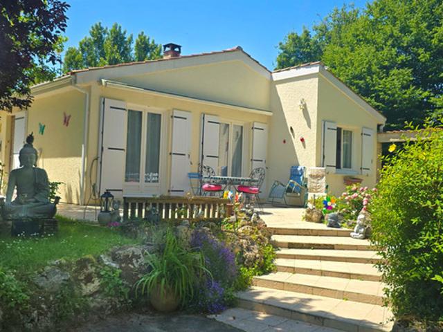 Dpt Charente Maritime 17, à vendre proche de SAINTES maison P5 de 117 m² Terrain de 2 698,00 m²