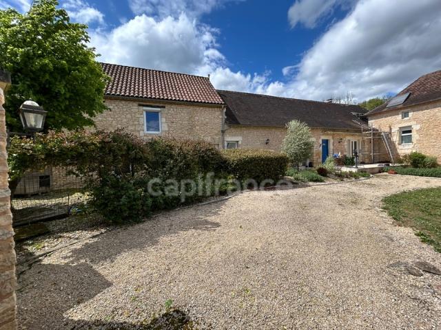 Dpt Dordogne 24, à vendre COULAURES maison P11 de 390 m² Terrain de 4 828,00 m² Plain pied