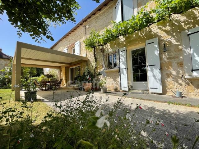 Dpt Dordogne 24, à vendre maison P8 de 292,68 m² Terrain de 1 777,00 m²