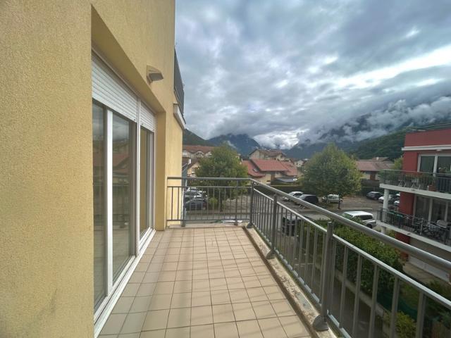Dpt Haute Savoie 74, à vendre FAVERGES appartement T3 67 m2 2ème étage avec terrasse et vue