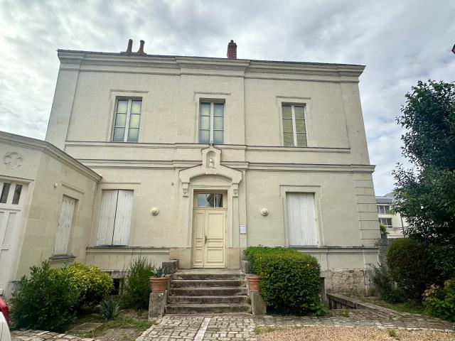 Dpt Maine et Loire 49, à louer un bureau avec une place de parking sécurisé