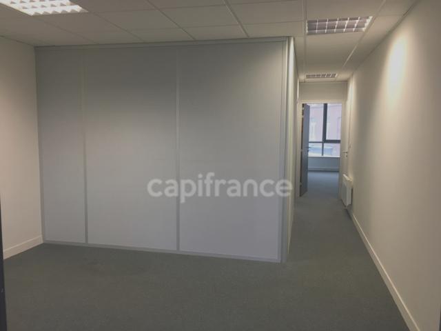Dpt Nord 59, à vendre ROUBAIX immeuble de rapport Bureau 67m2 centre ville en zone franche et QQPV au pied des transports